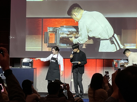 '장사천재 조사장' 조서형(왼쪽) 셰프와'나폴리 맛피아' 권성준(맨 오른쪽) 셰프가 28일 서울 그랜드 하얏트 호텔에서 열린 샤크닌자의 '닌자 콤비 올인원 멀티 쿠커' 출시 기념 행사에서 요리를 닌자콤비에 넣고 있다. 장우진 기자